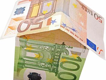 Mit Geld baut man Häuser und die Mietpreise in Bad Kissingen steigen. Grafik: Saale Zeitung