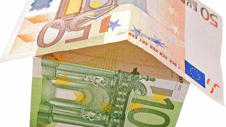 Mit Geld baut man Häuser und die Mietpreise in Bad Kissingen steigen. Grafik: Saale Zeitung