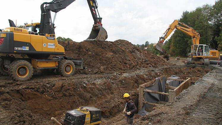 Der Damm der Kulmbacher Flutmulde ist abgegraben. Spundwände sorgen dafür, dass auch in der Bauphase die Anwohner vor Hochwasser geschützt sind. Foto: Sonja Adam