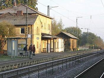 So sah Ebensfelds Bahnhof noch vor Kurzem aus. Der Schuppen ganz rechts ist bereits abgebrochen. In wenigen Wochen werden auch die beiden großen Gebäude abgetragen, weil sie dem ICE-Trassenbau im Weg sind. Anton Zenk wohnte in dem kleinen Gebäude links im Bild. Foto: Matthias Einwag