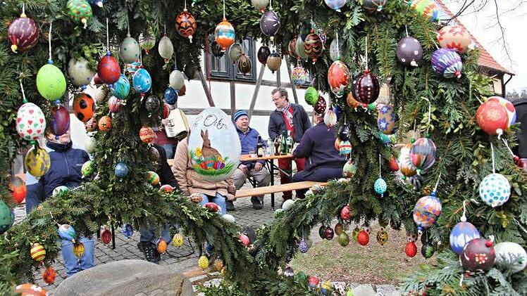 Die Osterkrone am Brunnen in Wüstenwelsberg. Foto: Helmut Will