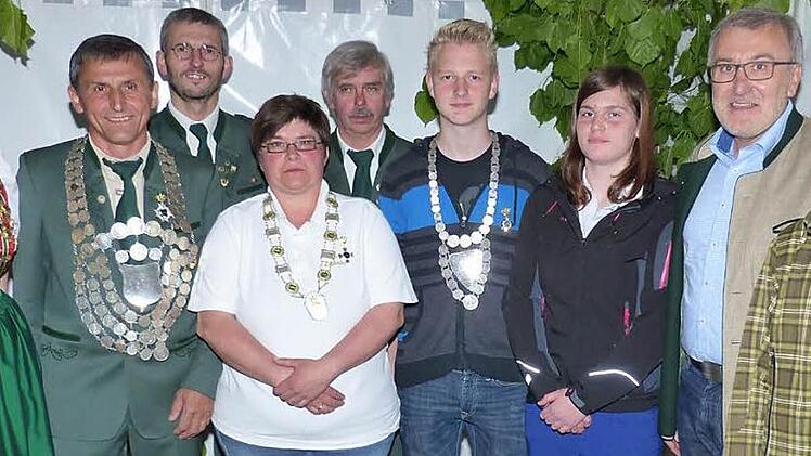 Die Titelträger: (v.l.) Die Vereinsmeister-Würde geht an Jennifer Fürst, Schützenkönig ist Georg Audenrith, zweiter Schützenmeister Erwin Klein, Damenkönigin Simone Leicht, Schützenmeister Erich Hennig, Jugendkönig Lukas Distler, Jugendvereinsmeister Jasmin Hofmann, Bürgermeister Helmut Krämer und Schülervereinsmeister Ivan Hulyeh.  Foto: Georg Wolf