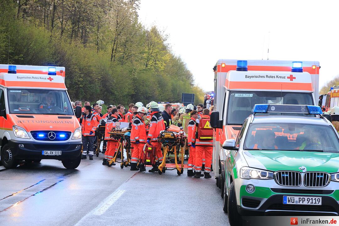 Schneeschauer loest schwere Massenkarambolage aus - Zehn Verletzte