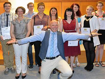 Hier strahlen sie um die Wette - acht Kaufleute im Einzelhandel, bzw. Verkäuferin/Verkäufer haben beim Berufsschulabschluss mit einem Notendurchschnitt von unter 1,5 abgeschlossen. Auf unserem Foto v.li.: Timo Manger, Berufsschulleiterin Karin Maywald,Troy Davis, Angelique Schreiner, Sarah Kornmann, Kristin Markmann, Angelina Weiß, Jaqueline Zeps und Louisa Roth. Im Vordergrund Unterfrankes Bezirksvorsitzender des Bayerischen Handelsverbandes Ralf Ludewig.  Foto: Peter Rauch