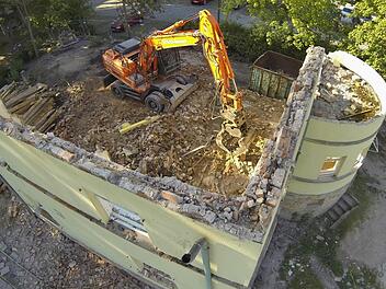 Der Abriss ist vollzogen, an die Stelle der Kujath-Villa kommt der Neubau des Betreuungsgebäudes für die Kinder der Grundschule. Foto: Andreas Köhler