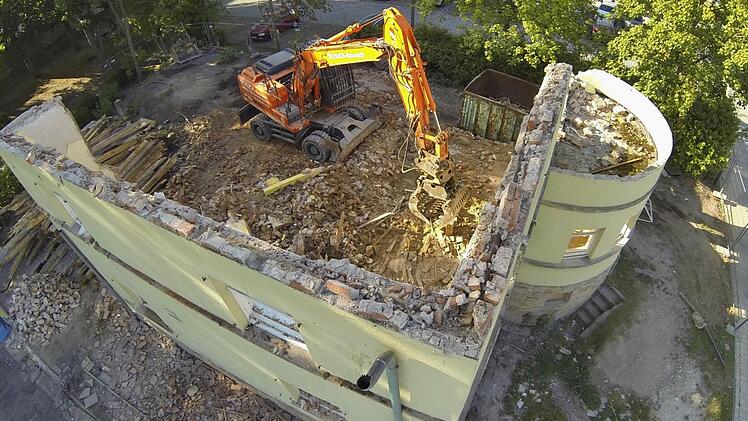 Der Abriss ist vollzogen, an die Stelle der Kujath-Villa kommt der Neubau des Betreuungsgebäudes für die Kinder der Grundschule. Foto: Andreas Köhler