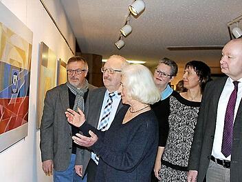Sie sind beeindruckt von der Schau "Mit dem Sehen kommt der Frieden" (von links): der ehemalige Bürgermeister Hans Kaufmann, stellvertretender Landrat Bernd Steger, Helga Depping, Kulturreferentin Gisela Lang, Ute Depping und der Tettauer Bürgermeister Peter Ebertsch. Foto: Schadeck