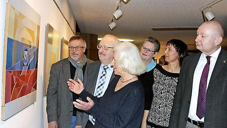 Sie sind beeindruckt von der Schau "Mit dem Sehen kommt der Frieden" (von links): der ehemalige Bürgermeister Hans Kaufmann, stellvertretender Landrat Bernd Steger, Helga Depping, Kulturreferentin Gisela Lang, Ute Depping und der Tettauer Bürgermeister Peter Ebertsch. Foto: Schadeck