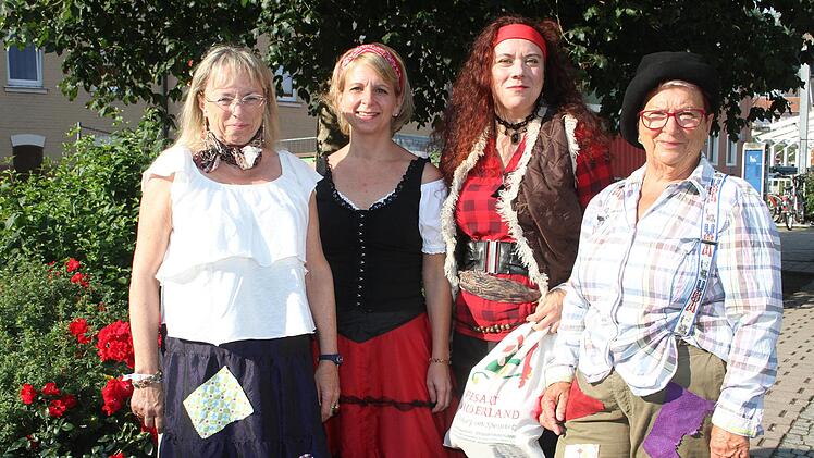 Die Spessartr&auml;uber sorgten daf&uuml;r, dass die Wanderer schwarze Bemalungen bekamen. Foto: Sonny Adam