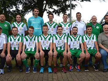 Die Neuen bei der SpVgg Isling (stehend, von links): Trainer Uwe Hoh, Steffen Koch (DJK Lichtenfels), Andr&eacute; Grimm (FC Burgkunstadt), Maximilian Scheumann (Jugend), Felix Schreppel, Vorsitzender Frank Denscheilmann, Trainer der zweiten Mannschaft Werner Scholz und Betreuer Peter Herold; (sitzend, v. l.) Betreuer Johannes Sch&uuml;tz, Jonathan Knauer, Thomas Krappmann, Christian Br&uuml;ckner (alle Jugend), Luca Schwalb, Daniel Gardill, Lukas D&uuml;tsch (alle DJK Lichtenfels) und der sportliche Leiter Edmund...