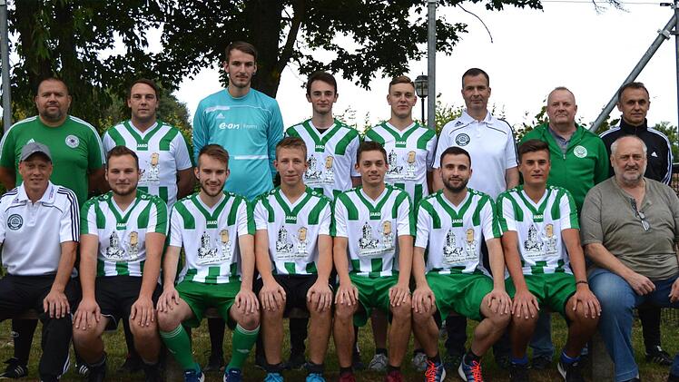 Die Neuen bei der SpVgg Isling (stehend, von links): Trainer Uwe Hoh, Steffen Koch (DJK Lichtenfels), Andr&eacute; Grimm (FC Burgkunstadt), Maximilian Scheumann (Jugend), Felix Schreppel, Vorsitzender Frank Denscheilmann, Trainer der zweiten Mannschaft Werner Scholz und Betreuer Peter Herold; (sitzend, v. l.) Betreuer Johannes Sch&uuml;tz, Jonathan Knauer, Thomas Krappmann, Christian Br&uuml;ckner (alle Jugend), Luca Schwalb, Daniel Gardill, Lukas D&uuml;tsch (alle DJK Lichtenfels) und der sportliche Leiter Edmund...