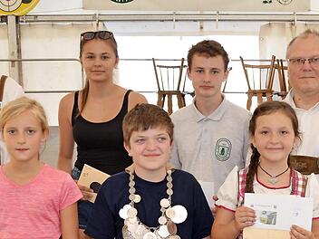 Adlerkönig ist Marco Schneider (vorn mit Kette), zusammen mit 1. Ritter Britta Hanft (rechts) und 2. Ritter Jennifer Bilz (links) sowie Lena Ammon (3. von links) und Louis Schlottke (5. von links); vorn rechts Helmut Schmidt und links Andreas Höh von der Schießleitung  Foto: Thomas Micheel