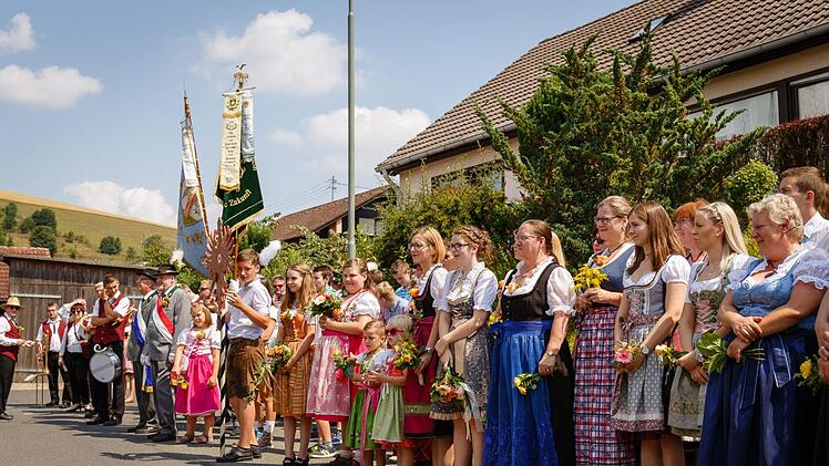 Ein teil der Schützenabordnung ist bei der Königin Heidi  Hofmann angetreten.Florian Bauer
