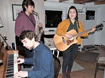 Sam am Klavier, Luk am Saxofon und Johanna an der Gitarre bei der Probe Foto: Werner Reißaus