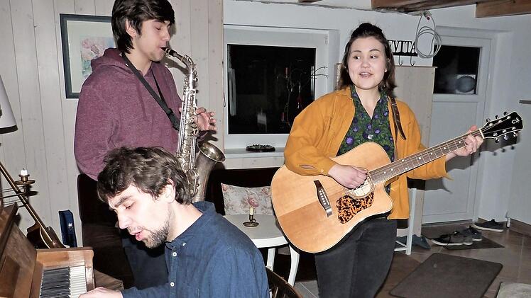 Sam am Klavier, Luk am Saxofon und Johanna an der Gitarre bei der Probe Foto: Werner Reißaus