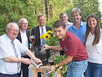 Nach gelungenen Bieranstich hieß es "Ein Prosit auf die Gemütlichkeit". Von links Bernd Steger, Diakon Georg Zenk, Pfarrer Gerhard Munzert, Thomas Neugeboren (am Zapfhahn), Hartmut Springfeld, Jürgen Stumpf und Heidi Heid.  Foto: K.-H. Hofmann
