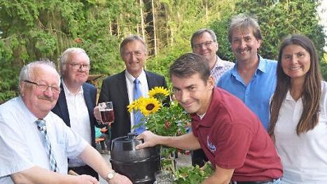 Nach gelungenen Bieranstich hieß es "Ein Prosit auf die Gemütlichkeit". Von links Bernd Steger, Diakon Georg Zenk, Pfarrer Gerhard Munzert, Thomas Neugeboren (am Zapfhahn), Hartmut Springfeld, Jürgen Stumpf und Heidi Heid.  Foto: K.-H. Hofmann
