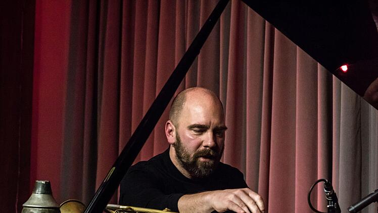 Bemerkenswert vielseitig: Sebastian Studnitzky beeindruckte als Trompeter, Pianist und Klangtüftler bei Leise am Markt in Coburg.Foto: Jochen Berger