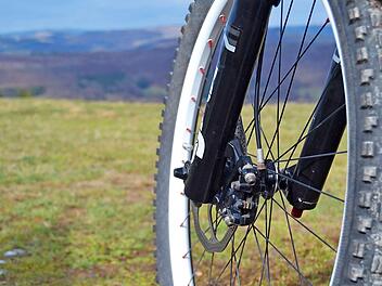 Die Rhön ist Mountainbike-tauglich, Andreas Schubert aus Geroda ist deshalb aktiv geworden. Er hat mehrere Streckenvarianten entwickelt. Foto: Johannes Schlereth