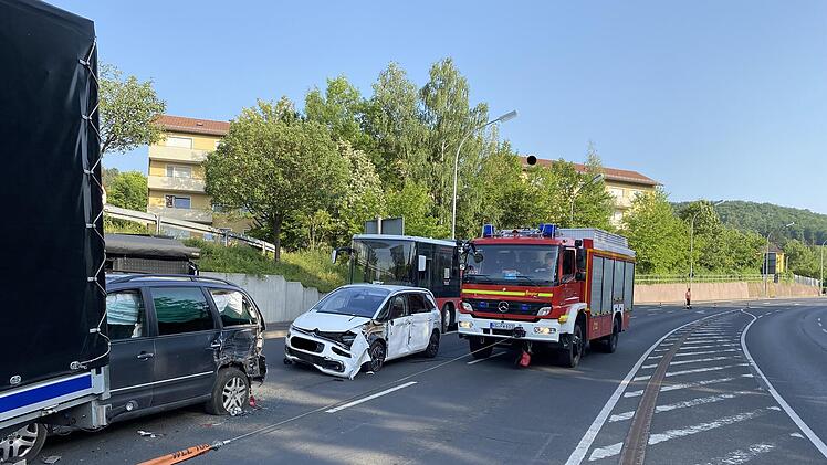 Bei dem Unfall am Sonntag entstand an zwei Fahrzeugen Totalschaden.