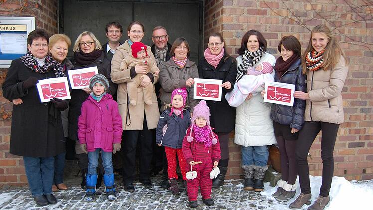 Bei der Spendenübergabe durch die Stiftung "leben + weitergeben".