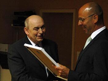 Alfred Schrenk (l.) ist jetzt Alt-Bürgermeister. Sein Nachfolger als Bürgermeister von Wildflecken ist Gerd Kleinhenz (r.). Fotos: Sebastian Schmitt-Mathea