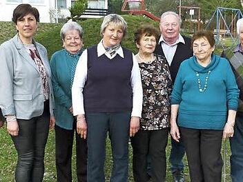 Ehrungen für jahrzehntelange Treue gab es bei der Awo-Untersteinach. Von links: Altbürgermeister Heinz Burges, Vorsitzende Renate Meißner, Ehrenvorsitzende Liane Wagner, Anita Limmer, Marianne Schneider, Gerhard Degelmann, Helga Kisewski, Bernhard Laaber und Awo-Kreisvorsitzende Inge Aures. Foto: Werner Oetter