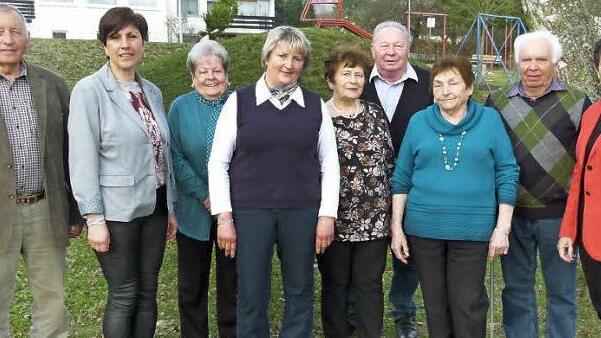 Ehrungen für jahrzehntelange Treue gab es bei der Awo-Untersteinach. Von links: Altbürgermeister Heinz Burges, Vorsitzende Renate Meißner, Ehrenvorsitzende Liane Wagner, Anita Limmer, Marianne Schneider, Gerhard Degelmann, Helga Kisewski, Bernhard Laaber und Awo-Kreisvorsitzende Inge Aures. Foto: Werner Oetter