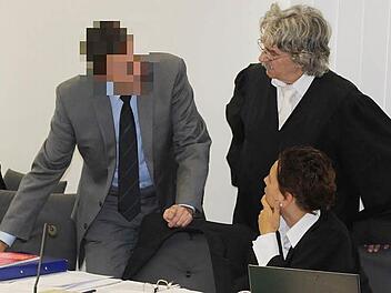 Der Angeklagte Heinz W. bespricht sich mit Klaus Bernsmann und Katharina Rausch, zwei seiner drei Verteidiger. Archivfoto: Anna Lienhardt