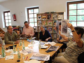 Der geschichtliche Arbeitskreis sucht Bilder für die drei Ausstellungen aus. Foto: Julia Raab
