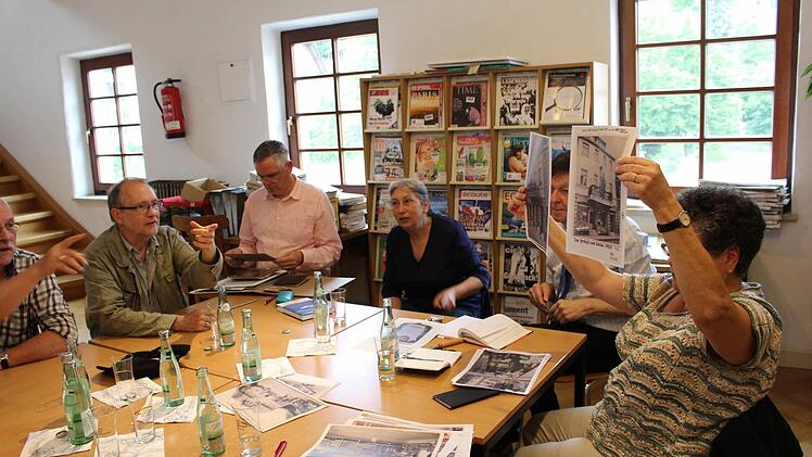 Der geschichtliche Arbeitskreis sucht Bilder für die drei Ausstellungen aus. Foto: Julia Raab