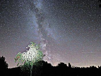 Blick in den Sternenhimmel über der Rhön. Foto: Benedikt Borst