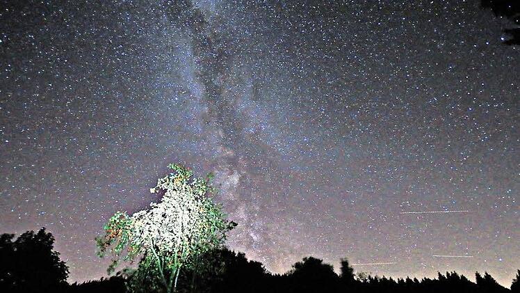 Blick in den Sternenhimmel über der Rhön. Foto: Benedikt Borst