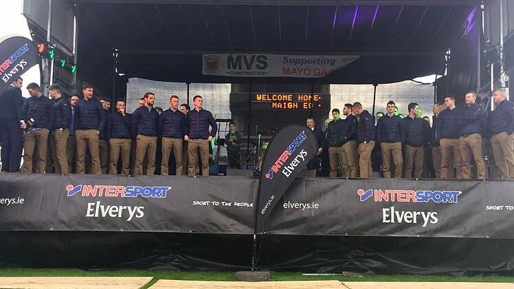 Das Mayo-Team, das sich tapfer geschlagen hat, wurde trotz allem ganz herzlich in Castlebar auf dem Sportplatz empfangen. Foto: privat