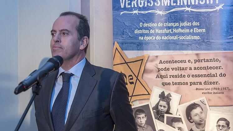 João Rebelo, der Vorsitzende der Parlamentariergruppe zur Pflege der der portugiesich-israelischen Freundschaft, vor dem Plakat der Ausstellung.Rudolf Hein