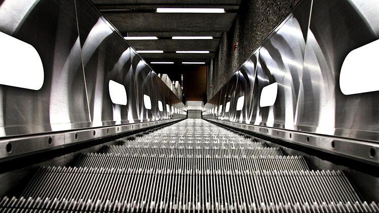 Ein Überwachungsvideo aus Istanbul schockiert: Es zeigt eine Rolltreppe zur U-Bahn, die sich plötzlich auftut und einen Mann buchstäblich verschluckt. Symbolfoto: pixabay.com