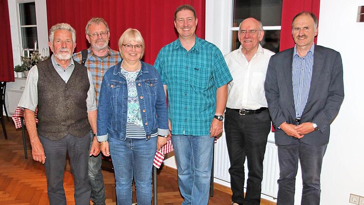 Der neue Vorstand des Bürgerbad-Vereins Münnerstadt: Die Beisitzer Wilhelm  Schmidt und Roland Brand, Kassiererin Maria Knauff, Beisitzer Matthias  Kleren, Vorsitzender Wolfgang Blümlein und der stellvertretende Vorsitzende  Uwe Kretzschmar. Es fehlt die neue Kassiererin Johanna Düring. Foto: Dieter  Britz