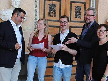 Marisa Wendt und Olivier Silvestre sind die Sieger des 3. Coburger Autorenforums. Zur Jury gehörten Rainer Möbus  vom Lions Club (links), Intendant Bernhard F. Loges und Dramaturgin Carola von Gradulewski.Carolin Herrmann