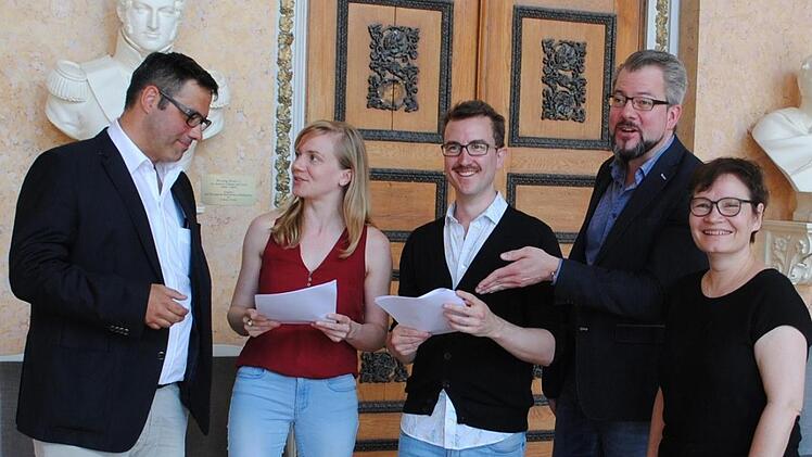 Marisa Wendt und Olivier Silvestre sind die Sieger des 3. Coburger Autorenforums. Zur Jury gehörten Rainer Möbus  vom Lions Club (links), Intendant Bernhard F. Loges und Dramaturgin Carola von Gradulewski.Carolin Herrmann