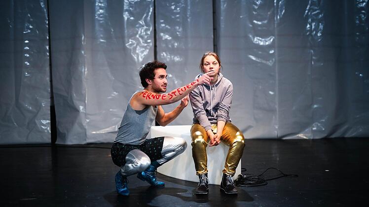 Szene aus "4.48 Psychose" im Coburger Theater in der Reithalle Foto:  Henning Rosenbusch