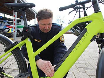 Matthias Kleren von der Kreisverkehrswacht erklärt den Umgang mit E-Bikes. Benedikt Borst