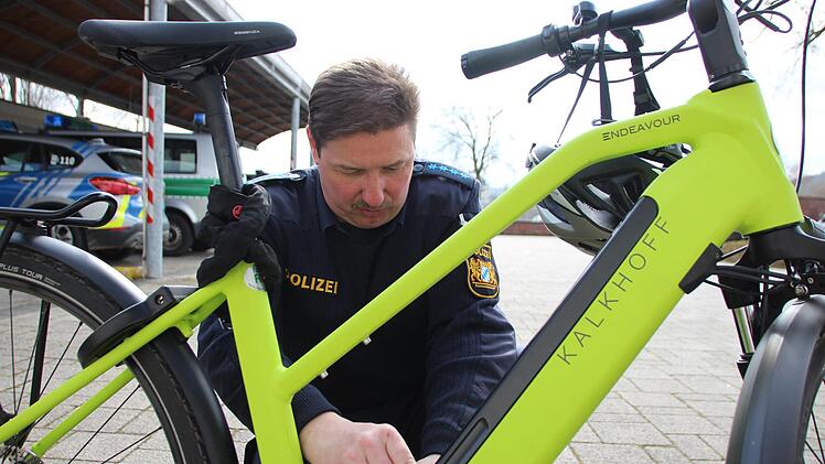 Matthias Kleren von der Kreisverkehrswacht erklärt den Umgang mit E-Bikes. Benedikt Borst