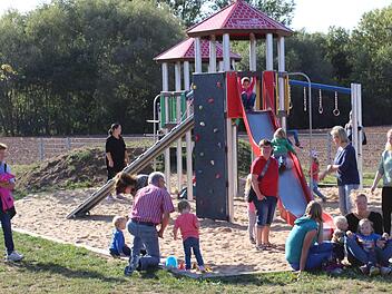 Da f&uuml;hlen sich die Kleinen doch gleich pudelwohl: der neue Spielplatz in K&ouml;ttmannsdorf ist ein Schmuckst&uuml;ck. Foto: Werner Baier