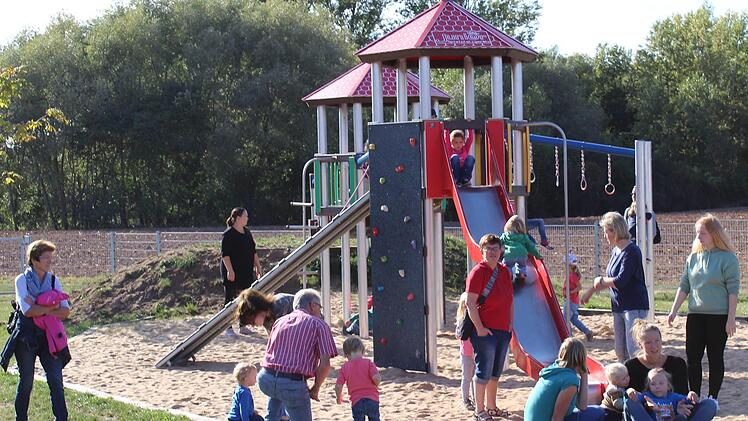 Da f&uuml;hlen sich die Kleinen doch gleich pudelwohl: der neue Spielplatz in K&ouml;ttmannsdorf ist ein Schmuckst&uuml;ck. Foto: Werner Baier