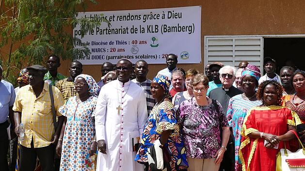 Noch Anfang M&auml;rz war eine Delegation aus Bamberg in Thi&egrave;s. Bischof Andr&eacute; Gueye feierte den Anlass mit. Foto: Marion Kr&uuml;ger-Hundrup