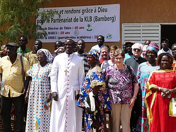 Noch Anfang März war eine Delegation aus Bamberg in Thiès. Bischof André Gueye feierte den Anlass mit. Foto: Marion Krüger-Hundrup