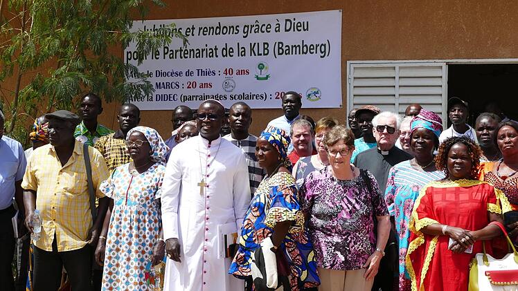 Noch Anfang März war eine Delegation aus Bamberg in Thiès. Bischof André Gueye feierte den Anlass mit. Foto: Marion Krüger-Hundrup