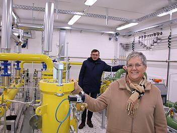 Noch-Geschäftsführerin Anja Binder mit Bürgermeister Armin Warmuth in der Gas-Übergabestation