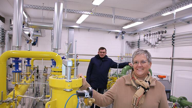 Noch-Geschäftsführerin Anja Binder mit Bürgermeister Armin Warmuth in der Gas-Übergabestation