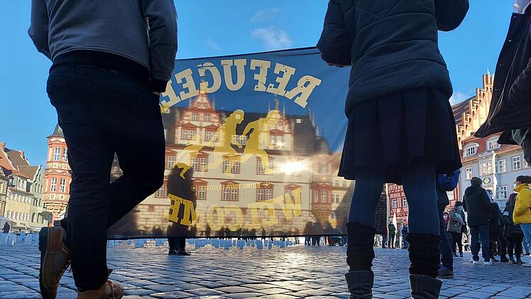 Diversit&auml;t, Solidarit&auml;t, mehr Verst&auml;ndnis f&uuml;r andere Meinungen und eine Gesellschaft, die wieder zusammenr&uuml;ckt: Das w&uuml;nschen sich die Impf-Bef&uuml;rworter, die parallel zu dem Spaziergang der Coronama&szlig;nahmen-Gegner eine Veranstaltung auf dem Marktplatz abhielten.